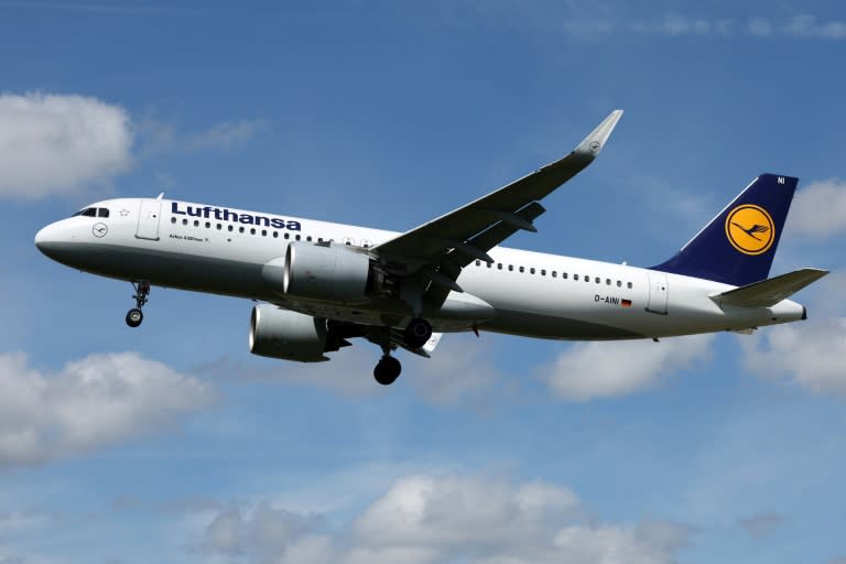 Un avión Airbus A320 de la compañía Lufthansa se dispone a aterrizar en el aeropuerto de Heathrow, el 29 de abril de 2024 al oeste de Londres (Adrian Dennis)