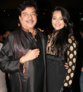 Sonakshi and Shatrughan Sinha : He is known for his power packed performances. When it comes to looks, we would consider him more rugged than hot. Sonakshi, his daughter has lost oodles of weight and looks sizzling since she started acting.