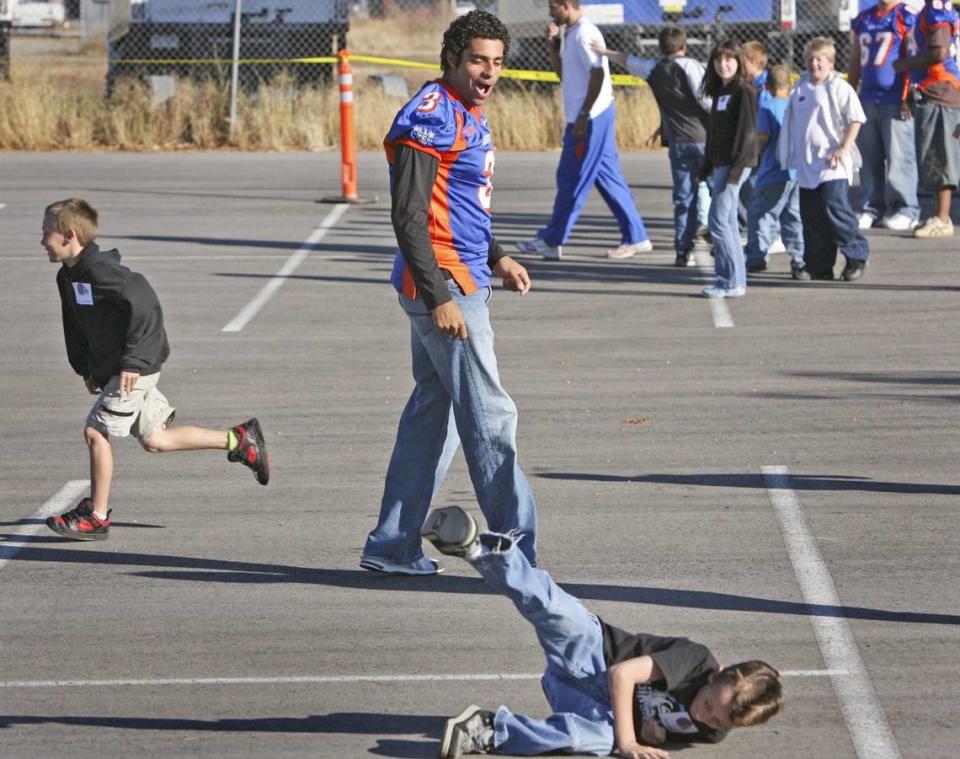 While a quarterback at Boise State, Bush Hamdan encouraged a fallen competitor during a race he organized outside of the Assistance League of Boise for kids who were there to pick out clothing and school supplies.