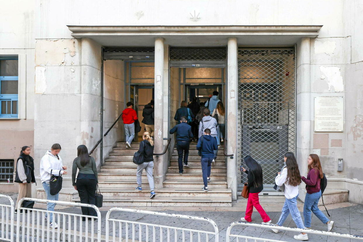 Des élèves de terminale devant le lycée Albert-Calmette, à Nice  - Credit:SYSPEO/SIPA