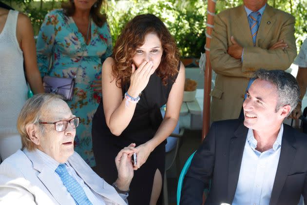 La presidenta de la Comunidad de Madrid, Isabel Díaz Ayuso, saludó al economista Ramón Tamames tras ser nombrada presidenta de Tabarnia en Madrid.  (Foto: EFE/Luis Millán)