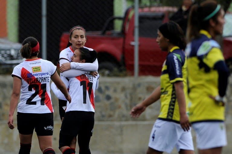 María Gálvez (C) de Always Ready celebra con sus compañeras de equipo luego de anotar durante el partido inaugural de la Liga Boliviana de Fútbol Femenino entre Always Ready y FATIC, en el complejo deportivo Satélite en El Alto, Bolivia, el 21 de junio de 2024. (JORGE BERNAL)