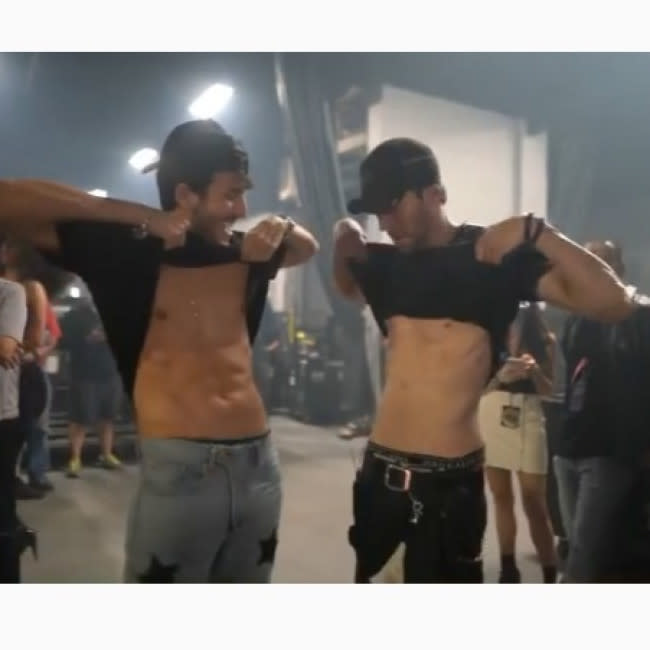 Enrique, a la derecha, comparando sus abdominales con los de Sebastián Yatra credit:Bang Showbiz