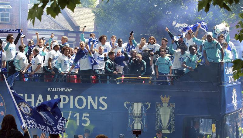 LONDRES (REINO UNIDO), 25/05/2015.- Los jugadores del Chelsea celebran el título de la Premier League durante desfile en el autobús del equipo por las calles de Londres, Reino Unido hoy 25 de mayo de 2015. EFE/Sean Dempsey