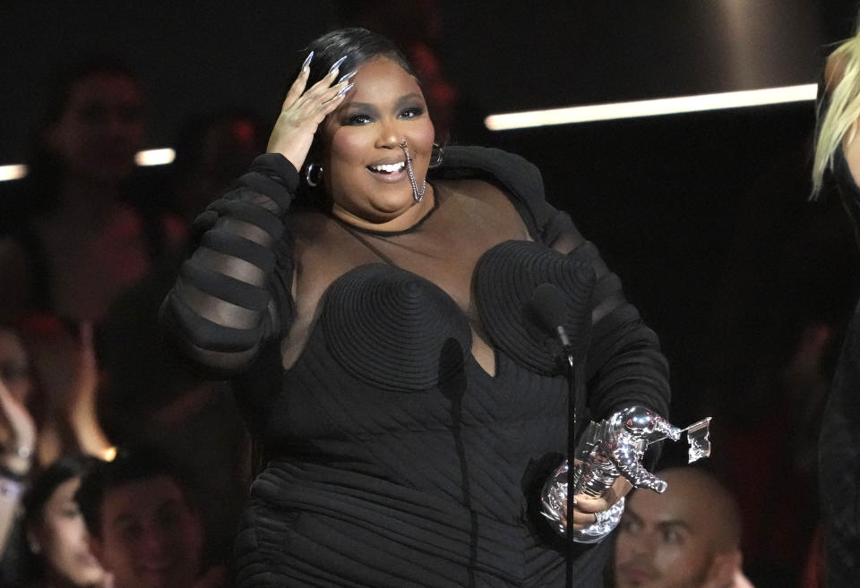 Lizzo recibe el premio Video for Good por "About Damn Time" en los Premios MTV a los Videos Musicales en el Prudential Center el domingo 28 de agosto de 2022 en Newark, Nueva Jersey. (Foto Charles Sykes/Invision/AP)