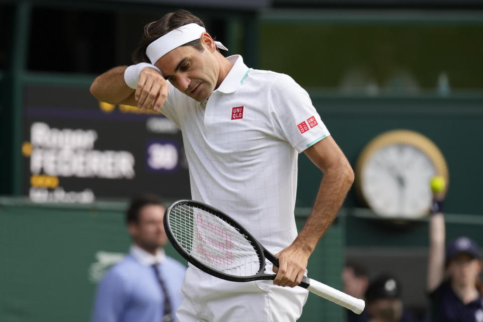 Roger Federer se seca el sudor durante el partido contra Hubert Hurkacz en los cuartos de final de Wimbledon, el miércoles 7 de julio de 2021, en Londres. (AP Foto/Kirsty Wigglesworth)