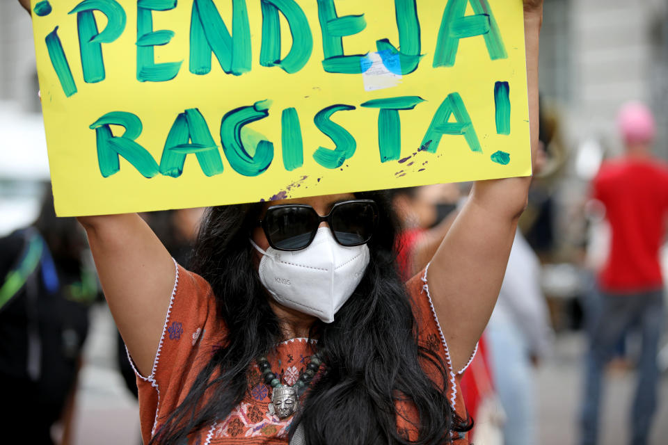 Portesta en Los Angeles City Hall contra la política Nury Martínez quien hizo comentarios racistas (Gary Coronado / Los Angeles Times via Getty Images)