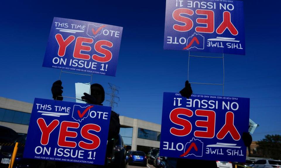 signs that say ‘yes on issue 1’