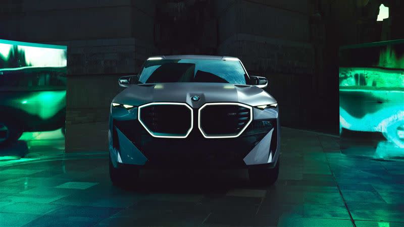 Concept XM的超大發光鼻孔及銳利頭燈將會出現在BMW其它旗艦車款上。（圖／翻攝自BMW官網）