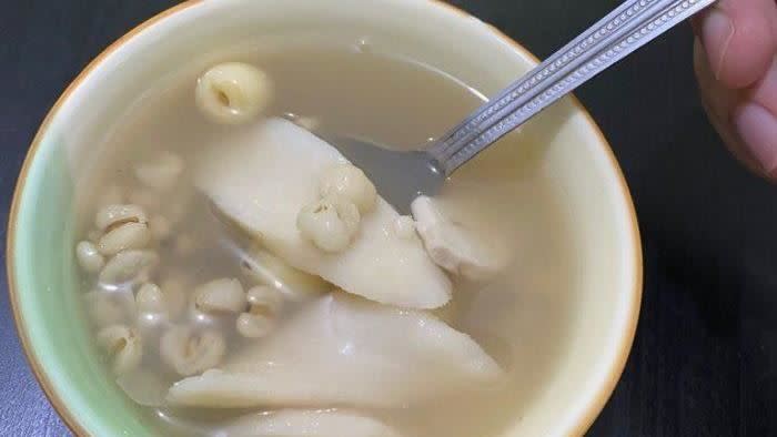 中醫師表示，立冬可透過十全大補湯、四神湯等湯物來適度進補。(圖/翻攝自DCARD)
