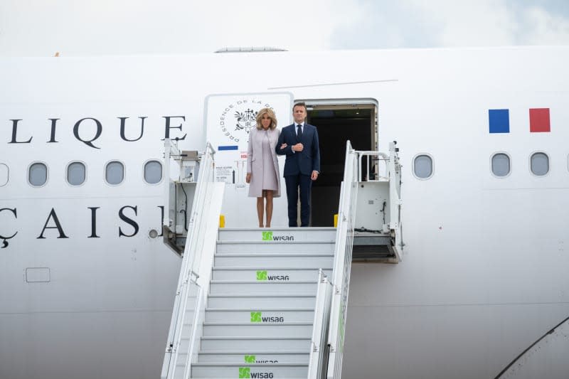 French President Emmanuel Macron (R) and his wife Brigitte arrive at the military section of BER Airport. Macron and his wife are on a three-day state visit to Germany at the invitation of Federal President Steinmeier. Christophe Gateau/dpa