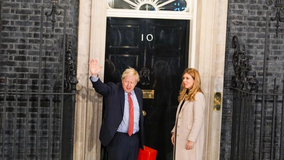 Prime Minister Boris Johnson and his partner Carrie Symonds enter Downing Street as the Conservatives celebrate a sweeping election victory on December 13, 2019 in London, England. (Photo by Giannis Alexopoulos/NurPhoto via Getty Images)