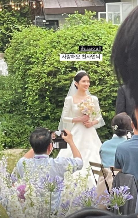 張娜拉穿著白紗看起來相當典雅。（圖／翻攝自IG／leechungah）