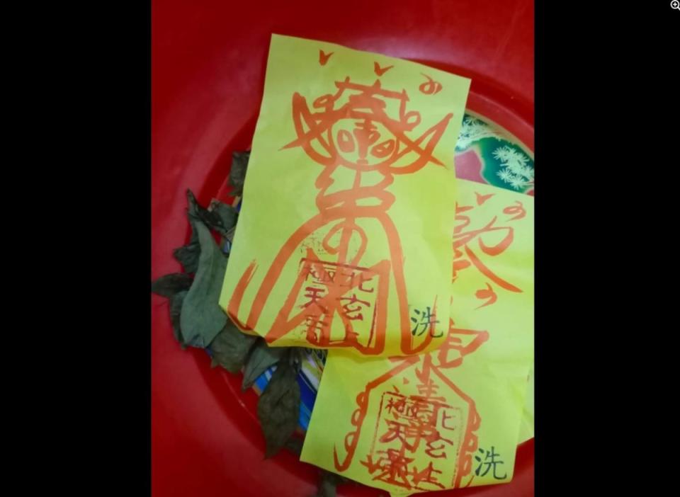 ▲有位爸爸帶著4歲的小女兒去收驚，卻突然開口問「神明派史迪奇保護我嗎？」符咒照片曝光更是讓上萬網友笑出來。（圖／翻攝《爆廢公社公開版》）