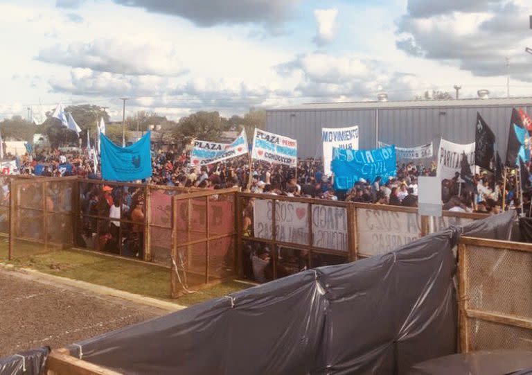 Los militantes en los momentos previos al acto de Cristina Kirchner en Chaco