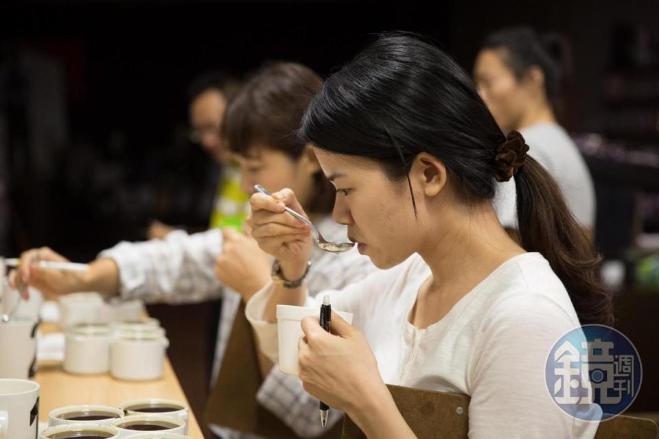 杯測師以瞬間啜吸的方式來杯測，讓咖啡液成霧狀噴散在口腔中。（本刊資料照）