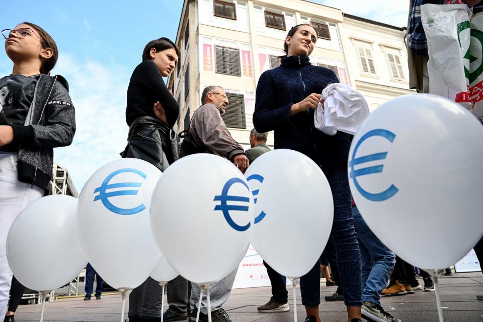 Der Euro ist zum US-Dollar auf den höchsten Stand seit Mai 2022 gestiegen. - Copyright: DENIS LOVROVIC/AFP via Getty Images