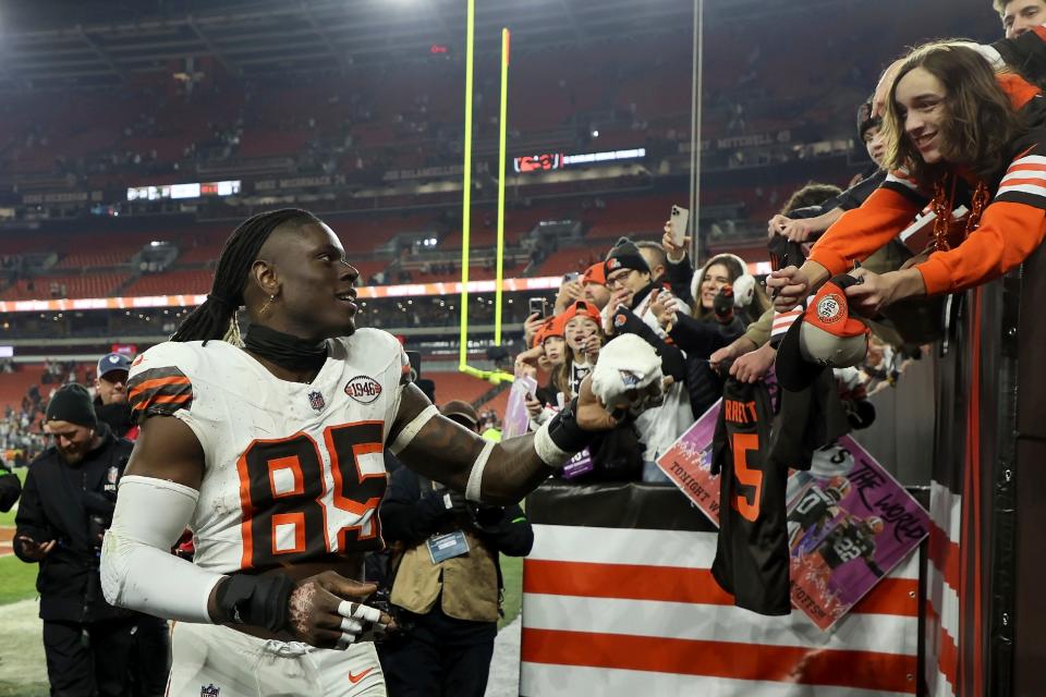 Cleveland Browns tight end David Njoku (85) walks off of the field after a game against the New York Jets on Dec. 28, 2023, in Cleveland.