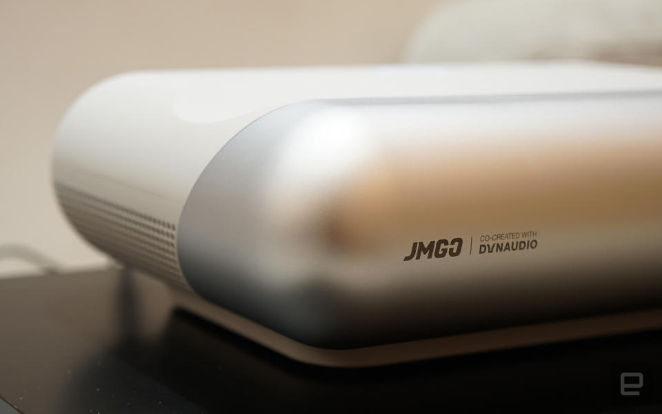 <p>JMGO O1 ultra-short throw LED projector</p>
