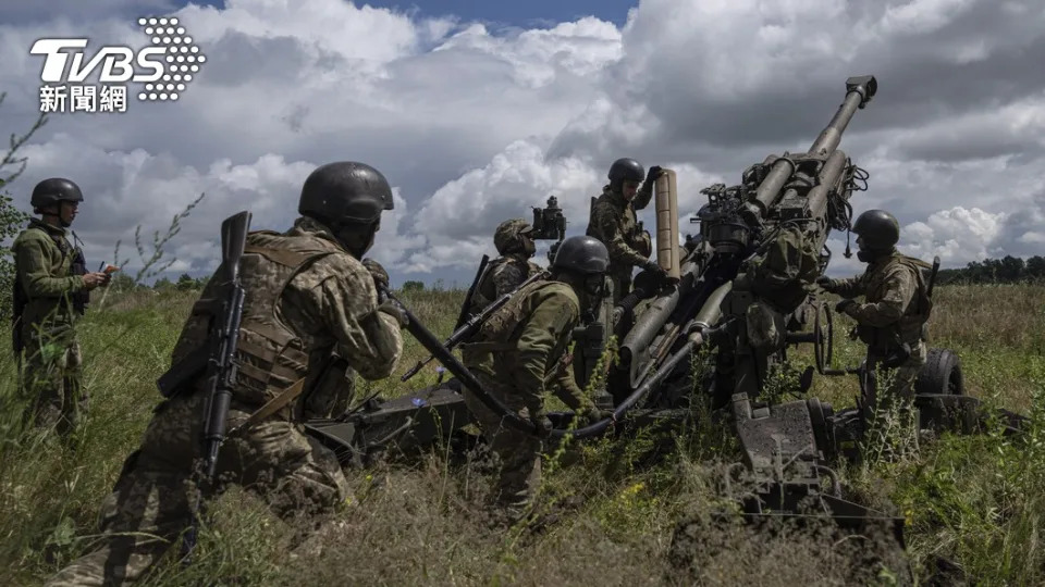 &#x0070cf;&#x00514b;&#x00862d;&#x008ecd;&#x004eba;&#x006e96;&#x005099;&#x007528;&#x007f8e;&#x00570b;&#x0063d0;&#x004f9b;&#x007684;M777&#x0069b4;&#x005f48;&#x007832;&#x005411;&#x004fc4;&#x007f85;&#x0065af;&#x009663;&#x005730;&#x00958b;&#x00706b;&#x003002;&#x00ff08;&#x005716;&#x00ff0f;&#x009054;&#x005fd7;&#x005f71;&#x0050cf;&#x007f8e;&#x00806f;&#x00793e;&#x008cc7;&#x006599;&#x00756b;&#x009762;&#x00ff09;