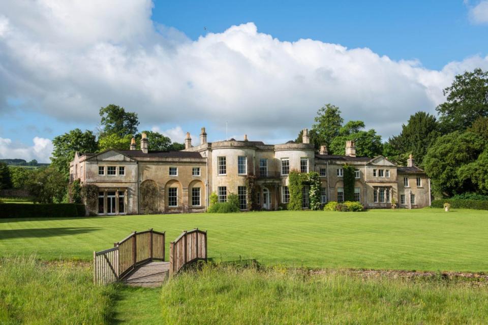 <p>Eine weitläufige Villa im georgianischen Stil, die als Kulisse für die beliebte englische TV-Sendung <em>The Great British Bake Off</em> diente, wurde um fünf Millionen Pfund (rund 5,6 Millionen Euro) zum Verkauf angeboten. Harptree Court in der Nähe von Bristol ist ein eindrucksvolles Anwesen mit sieben Schlafzimmern, das aktuell als Frühstückspension betrieben wird. (Caters News Agency) </p>