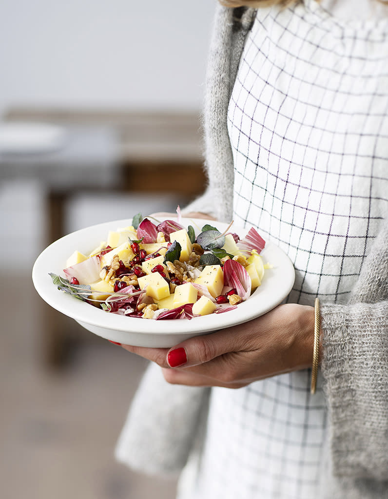 Salade d’endives au comté, à la grenade et aux noix, vinaigrette au miel