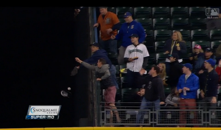 A Mariners fan lost his cap and a home run ball on this attempt. (MLB.com Screenshot)