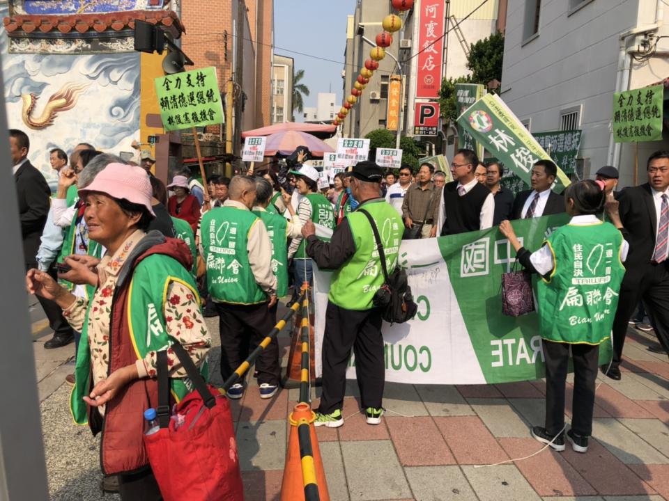 台灣首廟天壇廟埕聚集大批支持民眾，高喊「賴總統、加油」。   圖：黃博郎/攝