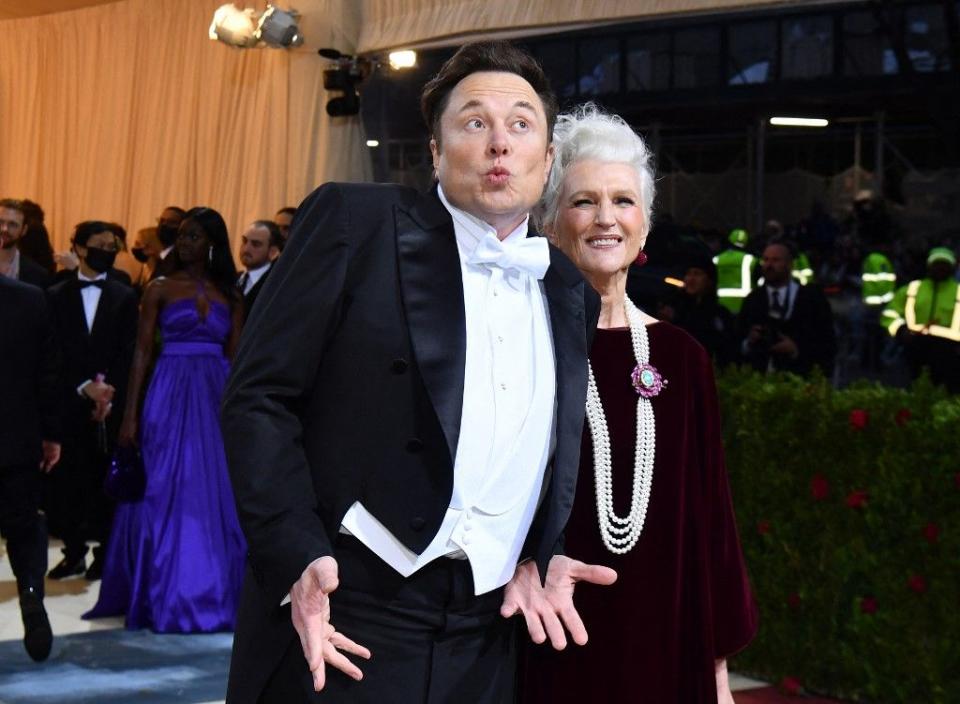 馬斯克跟媽媽梅耶馬斯克（Maye Musk）一同出席Met Gala，紅毯上他也不忘做出招牌怪表情。（法新社）