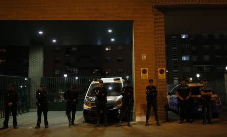 Police officers stand guard outside the complex where a Spanish nurse infected with Ebola lives with her husband, in Alcorcon, near Madrid, October 7, 2014. REUTERS/Sergio Perez