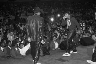 Le trio Run-DMC en concert au Madison Square Garden (New York), le 7 octobre 1986. Ce 11 août 2023, le hip-hop fête ses 50 ans. . PHOTO CHESTER HIGGINS, JR./THE NEW YORK TIMES