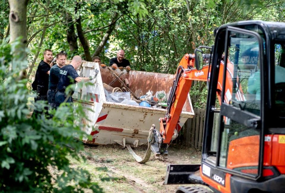 La police allemande en train de rechercher dans un jardin au nord d'Hanovre le 29 juillet 2020. - HAUKE-CHRISTIAN DITTRICH