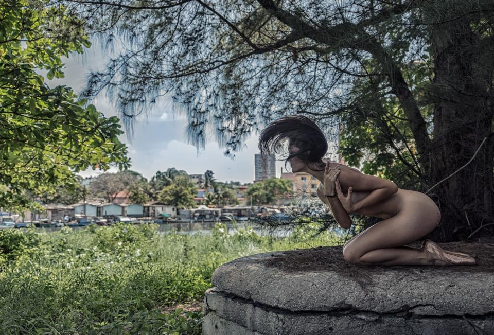 <p>Daniela Fabelo, del Ballet Nacional de Cuba, en la orilla oeste del Río Almendares. (Foto cortesía de Gabriel Dávalos) </p>