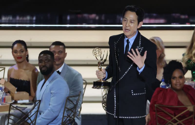 Lee Jung-jae acepta el premio a Actor Principal en una Serie Dramática por "El juego del calamar" en la 74ª edición de los premios Primetime Emmy celebrada en el Microsoft Theater de Los Ángeles,