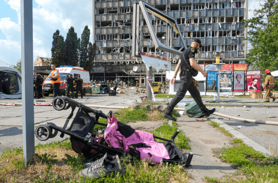 麗莎的遺體在嬰兒車旁的殘骸中被發現。（AP）