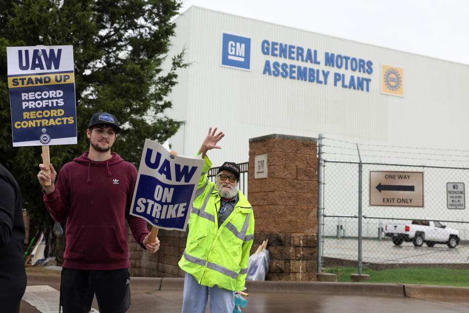 United Auto Workers (UAW) members strike at a General Motors assembly plant that builds the U.S. automaker's full-size sport utility vehicles, in another expansion of the strike in Arlington, Texas, U.S. October 24, 2023.  REUTERS/James Breeden