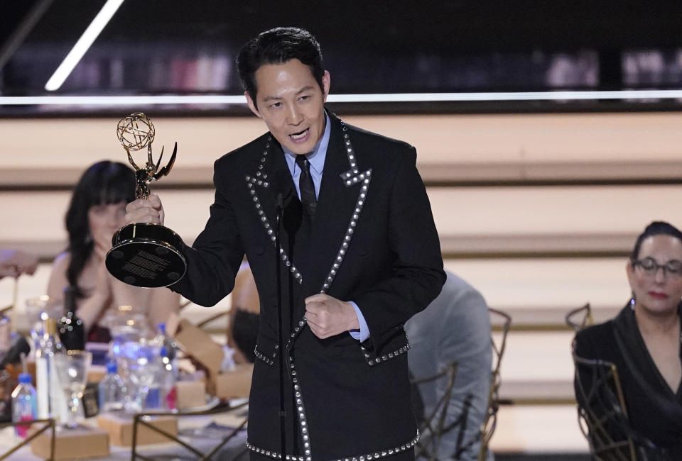 El actor sudcoreano Lee Jung-jae recibe el Emmy a mejor actor en una serie de drama por "Squid Game" en la 74a entrega de los Premios Emmy el lunes 12 de septiembre de 2022 en el Teatro Microsoft en Los Angeles. (Foto AP/Mark Terrill)