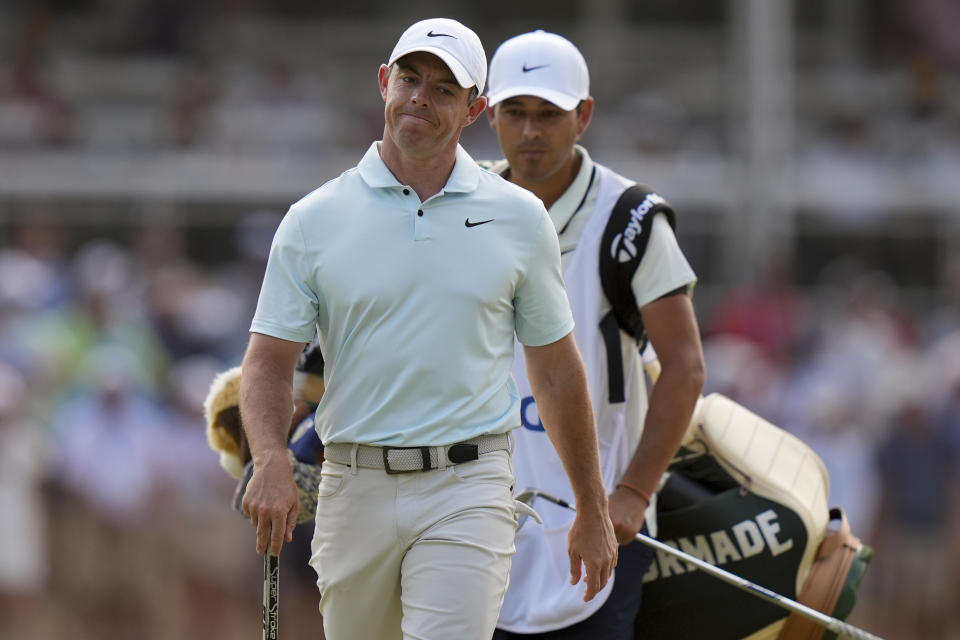 Rory McIlroy, de Irlanda del Norte, reacciona en el hoyo 15 durante la última ronda del torneo de Golf U.S. Open, el domingo 16 de junio de 2024, en Pinehurst, Carolina del Norte. (AP Foto/Frank Franklin II)