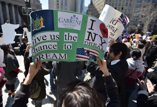 Unos manifestantes piden al Congreso una reforma migratoria el 10 de abril de 2014 en Nueva York (AFP/Archivos | Stan Honda)