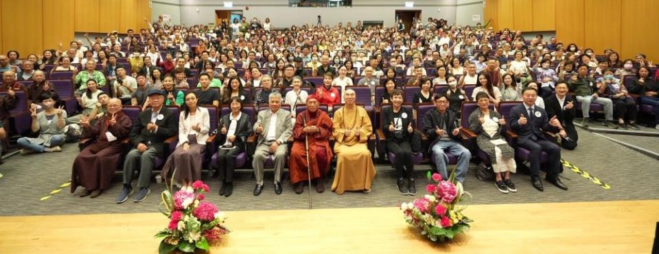 《圖說》靈鷲山開山住持心道法師與參加演講會的香港民眾大合影。〈靈鷲山佛教教團提供〉