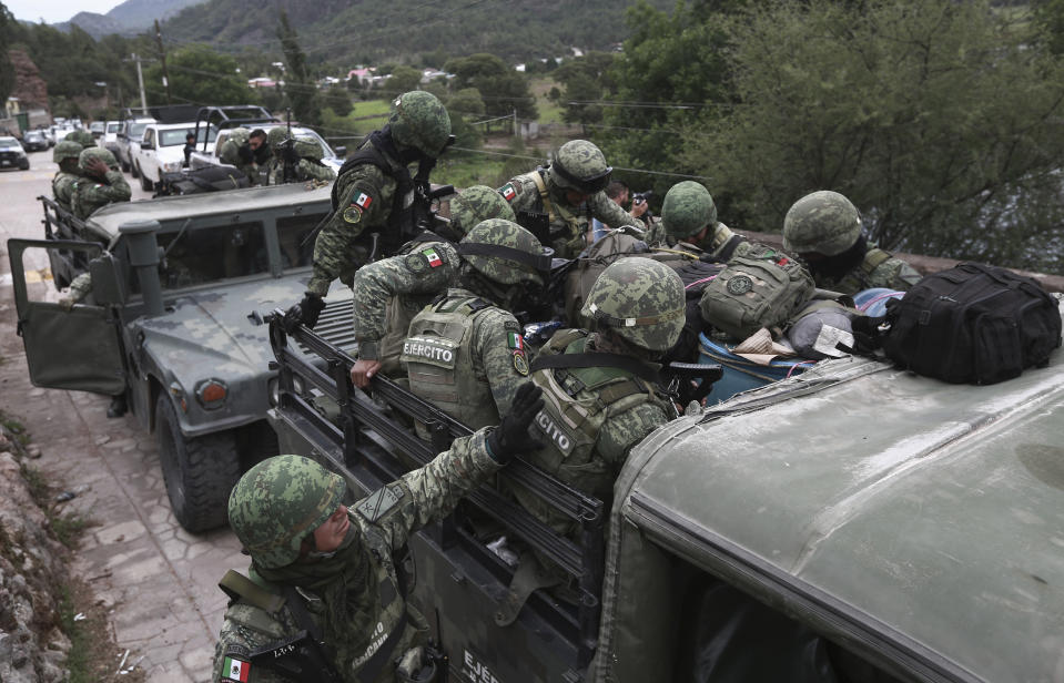 Soldados mexicanos llegan a Cerocahui (México) el 22 de junio del 2022. Dos sacerdotes jesuitas fueron asesinados hace poco allí. (AP Photo/Christian Chavez)