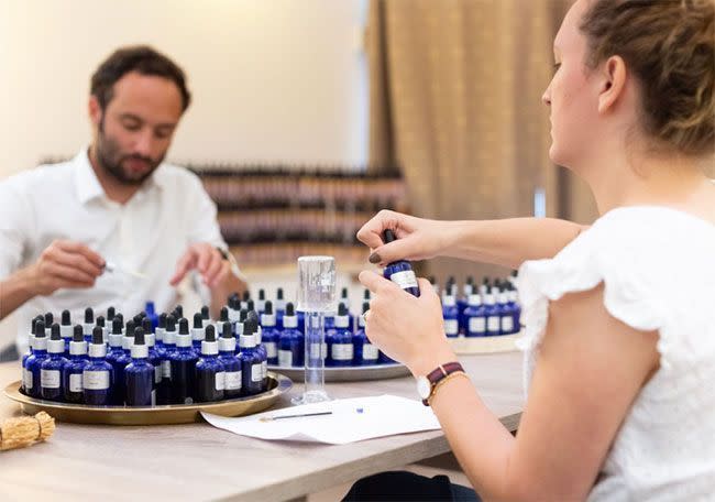 Un couple qui créé un parfum.