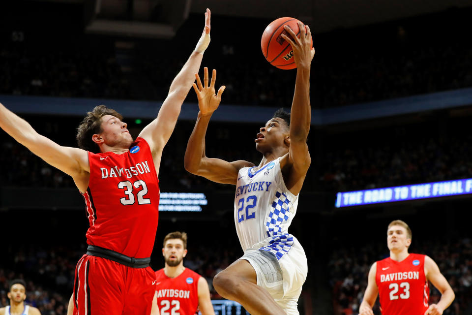 Shai Gilgeous-Alexander goes to the rim in Kentucky’s win over Davidson. (Getty)