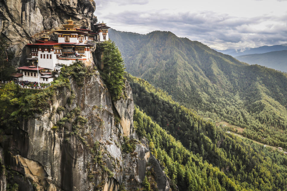 Bután es el destino ideal para aquellos viajeros de lujo amantes de la aventura. Las agencias ofrecen rutas de senderismo para conocer sus monasterios, paseos en bicicleta para ascender sus montañas de casi 4.000 metros o actividades en la naturaleza como tiro con arco. (Foto: Getty Images).