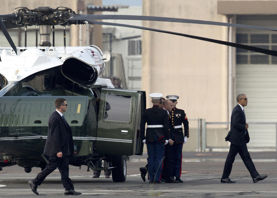 <p>U.S. President Barack Obama, third from right, walks off Marine One helicopter at the landing zone in Hiroshima, western Japan, Friday, May 27, 2016. (Photo: Carolyn Kaster/AP) </p>