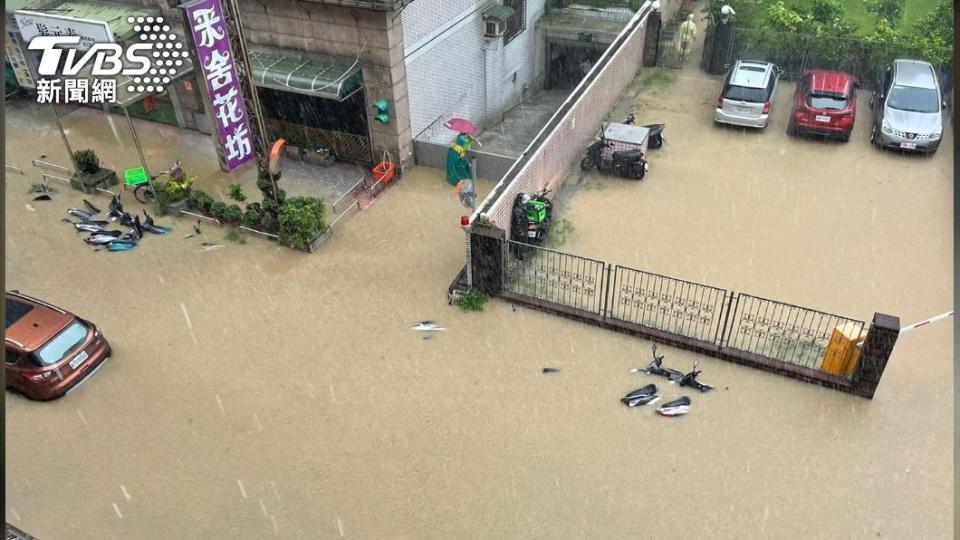 台北市大安區時雨量驚人，連機車都倒在水裡面。（圖／TVBS）