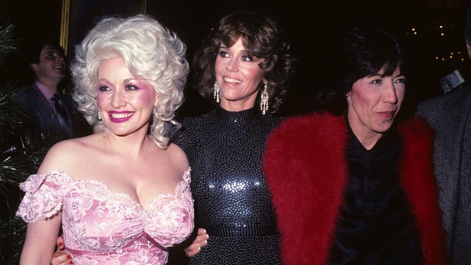 dolly parton, jane fonda, and lily tomlin smiling for cameras