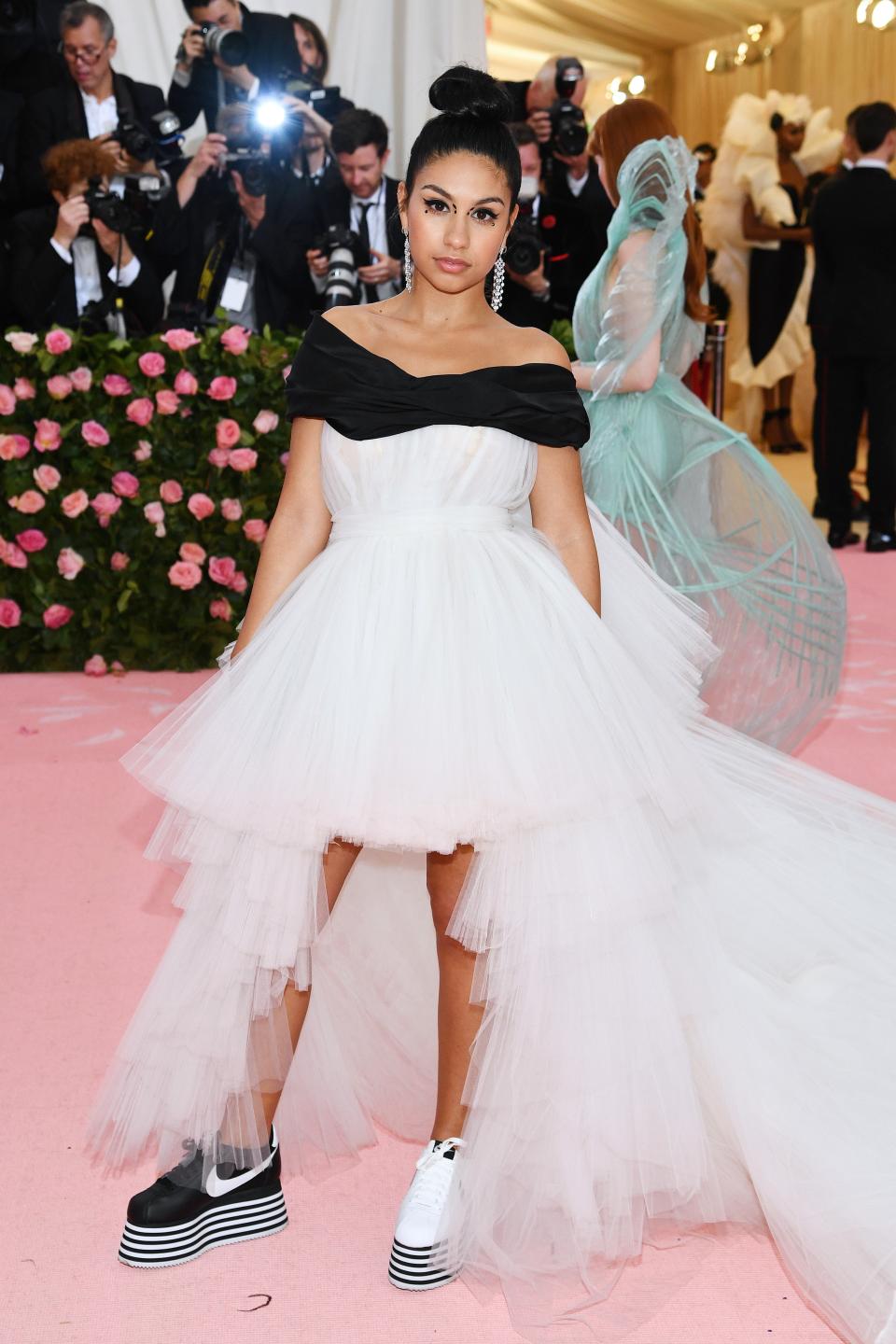 <h1 class="title">Alessia Cara in Giambattista Valli Haute Couture wearing Harry Kotlar earrings</h1><cite class="credit">Photo: Getty Images</cite>