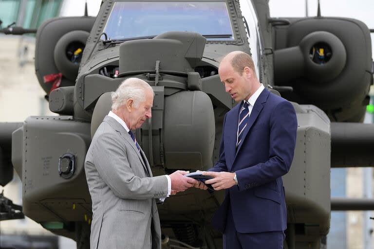 El Rey Carlos III de Gran Bretaña entrega oficialmente el cargo de Coronel en Jefe del Cuerpo Aéreo del Ejército al Príncipe Guillermo, Príncipe de Gales, delante de un helicóptero Apache en el Centro de Aviación del Ejército en Middle Wallop, Inglaterra, el lunes 13 de mayo de 2024