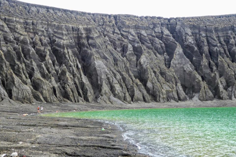 Las crestas que van a dar al lago del cráter muestran barrancos creados por la erosión pluvial. (Crédito imagen: Dan Slayback).